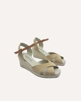 Sandalias con cuña media atadas al tobillo con hebilla en piel serraje color arena fabricadas en España