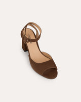 Sandalias en ante marrón atadas al tobillo con hebilla cuadrada y tacón ancho de 7,5 cm.