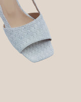 Sandalias en piel trenzada color blanco con tacón midi de 4,5 cm. Ideal para todo el día.