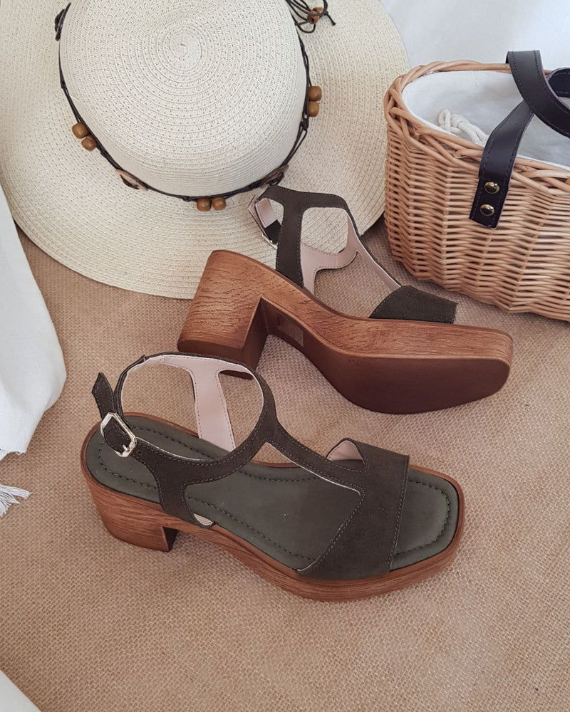 Sandalias con plataforma en piel serraje kaki fabricadas en España. Cassani Made in Spain