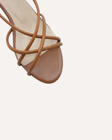 Sandalias de tiras con tacón midi de 4,5 cm en piel color cuero. Su tacón Kitten geométrico le darán un toque retro y elegante a tu look.