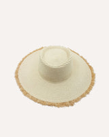 Sombrero natural en fibra natural con ala ancha en rafia deshilachada. Hecho a mano en España