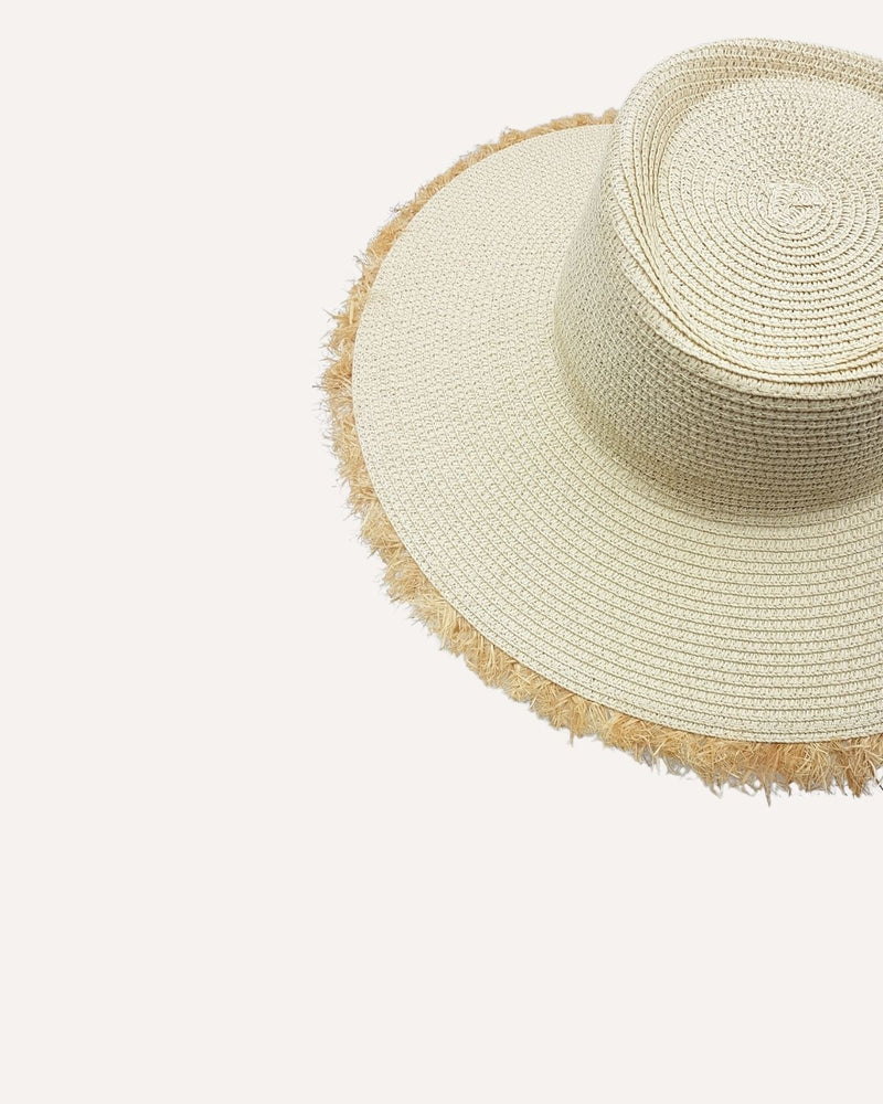 Sombrero natural en fibra natural con ala ancha en rafia deshilachada. Hecho a mano en España