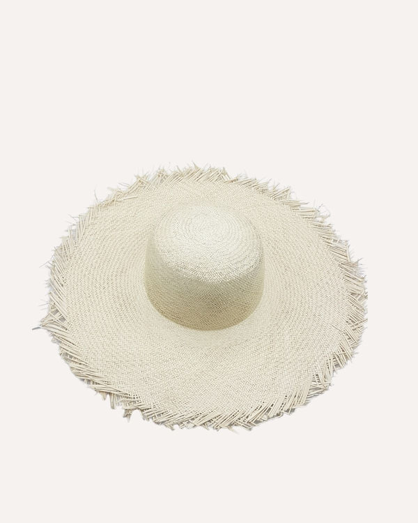 Sombrero en paja natural con ala ancha deshilachada. Cassani made in spain