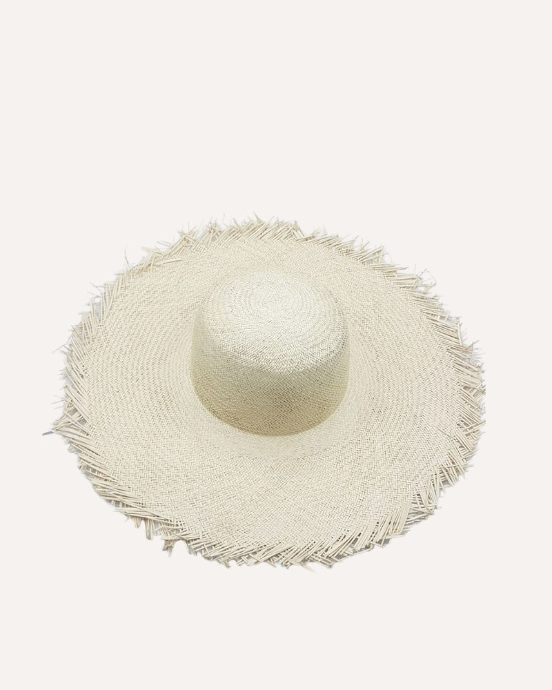 Sombrero en paja natural con ala ancha deshilachada. Cassani made in spain