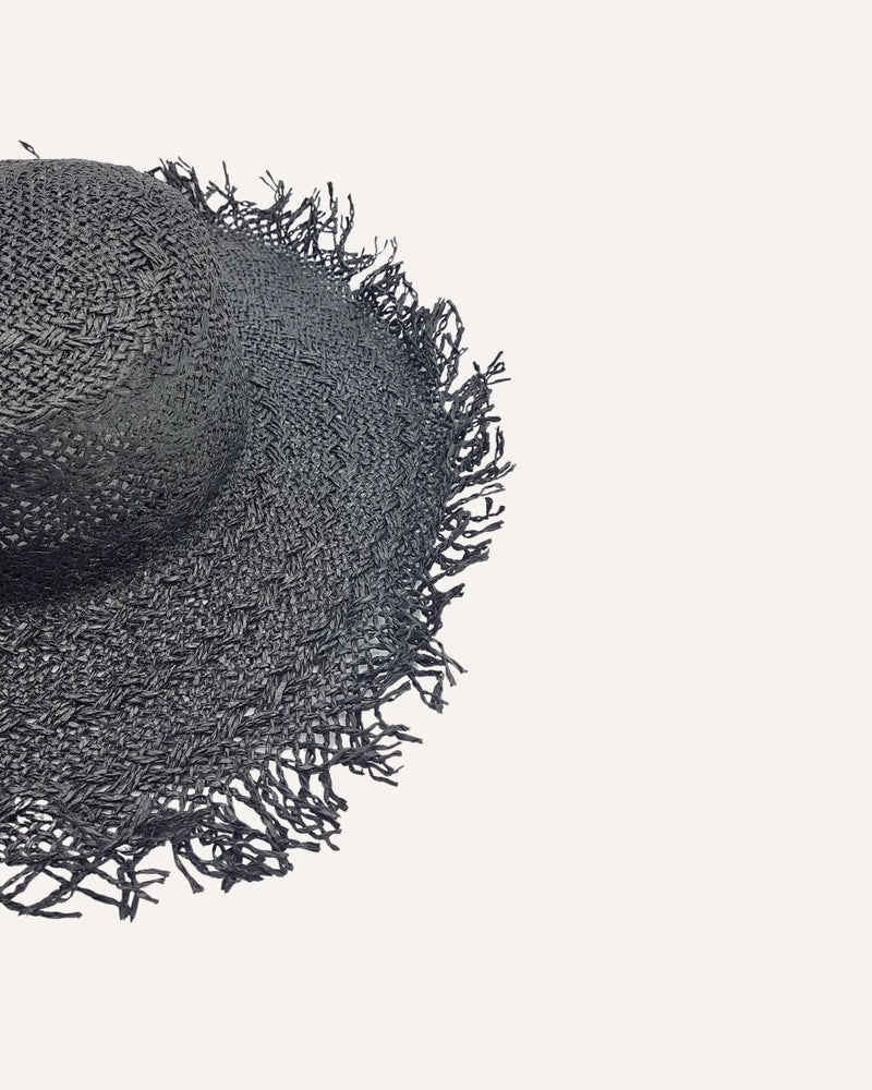 Sombrero negro de ala ancha deshilachada. Cassani made in spain