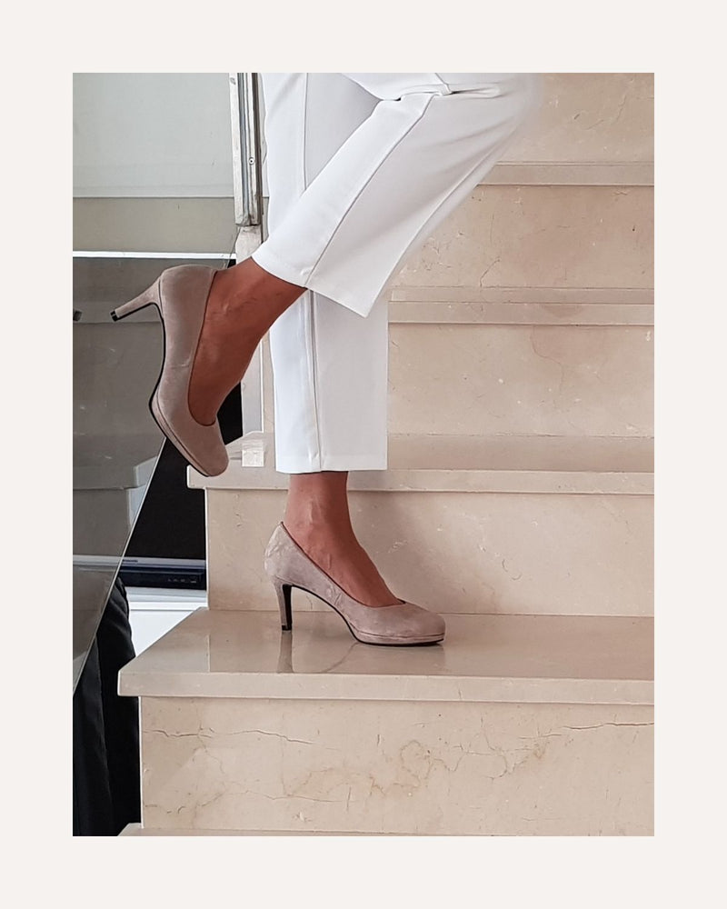 zapatos de salón Cassani en ante beige con plataforma y punta redonda