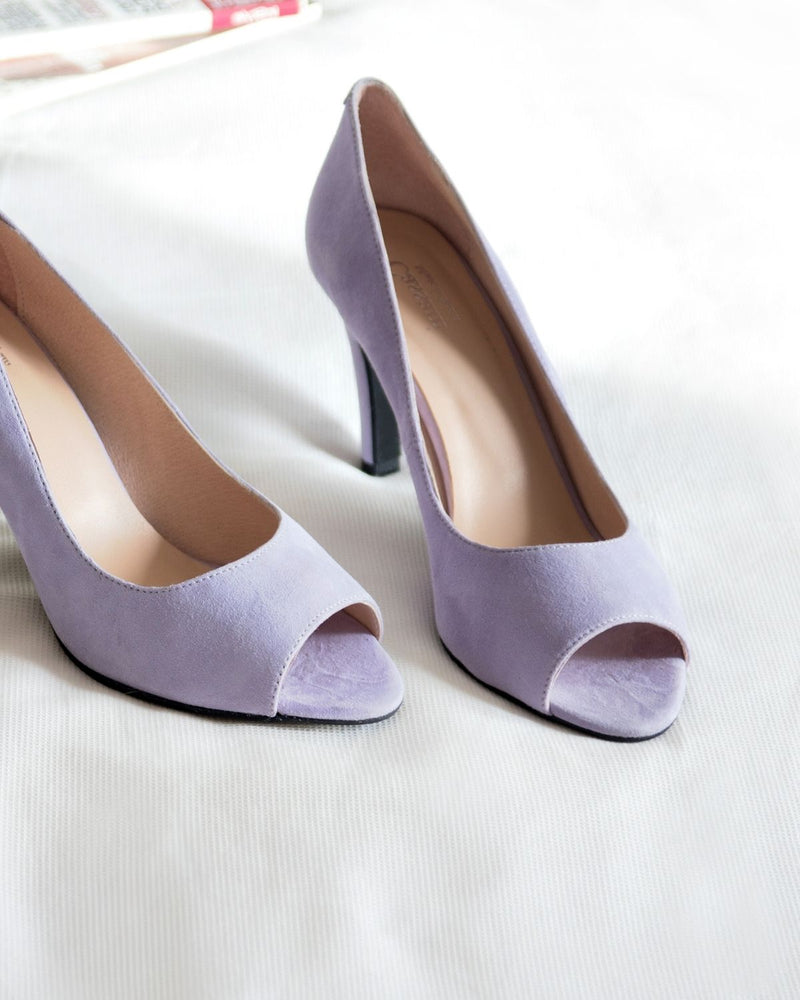 Zapatos peep-toes Cassani en ante color violeta con tacón de 6 cm de altura.