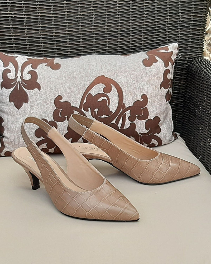 Zapatos de salón Cassani destalonados en piel grabada coco color taupe, con tacón midi y punta fina.  Ideal para todos los días.